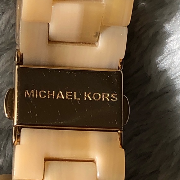 Micheal Kors Women’s Ritz Horn Watch - Picture 5 of 6